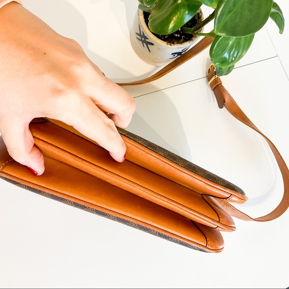 CELINE PARIS - Monogram Leather Crossbody Bag- Vintage Luxury - Authentic - Picture 13 of 16